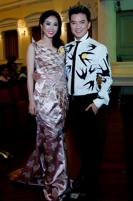 Đều là khách VIP trong một sự kiện tối qua của showbiz Việt, Hoa hậu Thu Hoài đẹp lộng lẫy khi xuất hiện bên cạnh quí ông lịch lãm Đàm Vĩnh Hưng