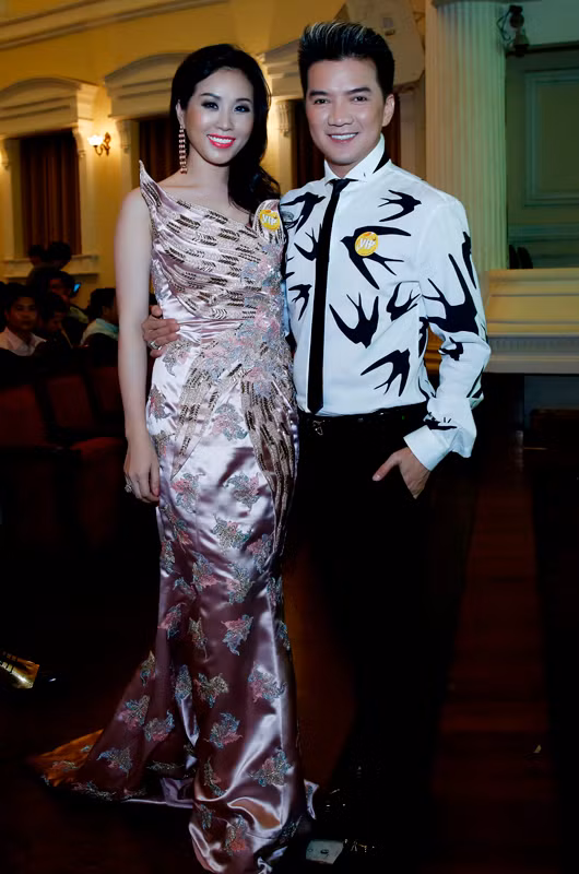 Đều là khách VIP trong một sự kiện tối qua của showbiz Việt, Hoa hậu Thu Hoài đẹp lộng lẫy khi xuất hiện bên cạnh quí ông lịch lãm Đàm Vĩnh Hưng