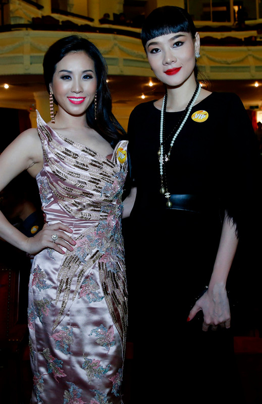 Bà mẹ 3 con Thu Hoài còn tranh thủ tạo dáng với gái một con Dương Yến Ngọc.