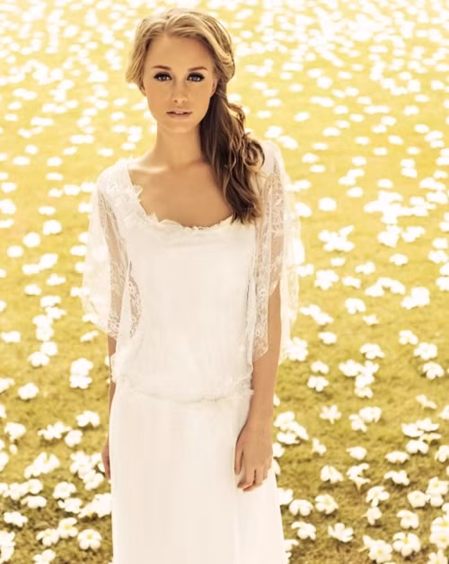  3. Tóc hất vai: Vẻ yêu kiều, điệu đà của chiếc gáy thon thả cùng đuôi tóc xoăn nhẹ, buông hờ bên vai cô dâu luôn có sức hút không thể chối cãi. Thông dụng nhất vẫn là kiểu tóc tết đuôi sam gọn gàng và nữ tính.