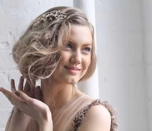  6. Tóc rối: Kiểu tóc cuối cùng chính là nét đột phá vô cùng mới mẻ mà các nhà tạo mẫu tóc dành tặng các cô dâu tương lai mùa hè năm nay.