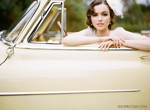 Thông thường, những bông hoa trắng ton-sur-ton cùng váy luôn chiếm được cảm tình của hầu hết nàng dâu. Tuy nhiên, nếu bạn ưa thích vẻ đẹp nổi bật hơn, hãy thử ngắm nghía những bông hoa đan màu rực rỡ nhé!