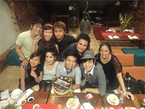 Trong tất cả các sự kiện, Wanbi luôn có sự chăm sóc của mẹ.