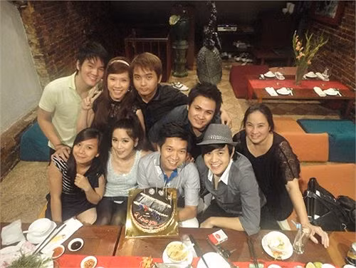 Trong tất cả các sự kiện, Wanbi luôn có sự chăm sóc của mẹ.