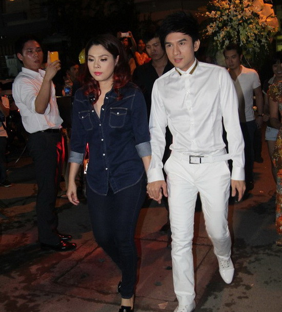 Tối qua, lễ viếng Wanbi tiếp tục đón rất nhiều các nghệ sĩ nổi tiếng của làng giải trí Việt đến và chia buồn cùng gia đình.