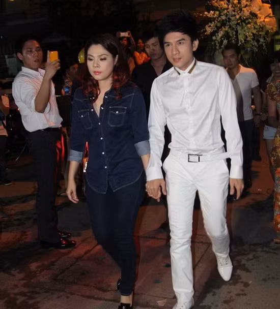 Tối qua, lễ viếng Wanbi tiếp tục đón rất nhiều các nghệ sĩ nổi tiếng của làng giải trí Việt đến và chia buồn cùng gia đình.