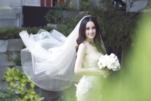 Với bộ ảnh cưới này của Mai Phương Thúy chắc hẳn bất cứ người đàn ông nào cũng mong ước được làm chú rể để sánh bước bên cô.