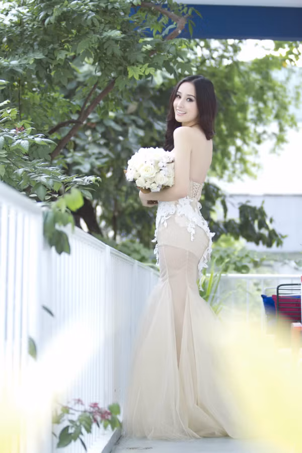 Stylist: Tân Đà Lạt; Makeup: Phúc Nghĩa; Trang phục : Nhà thiết kế Anh thư