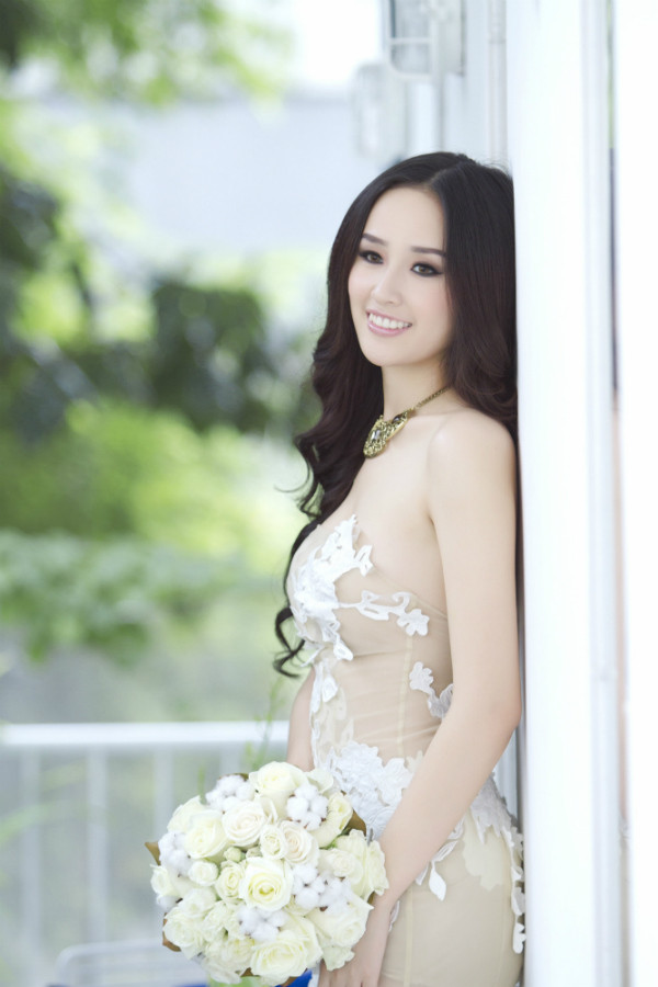 Khoe được đôi vai thon gầy và trắng ngần