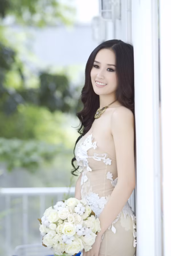 Khoe được đôi vai thon gầy và trắng ngần