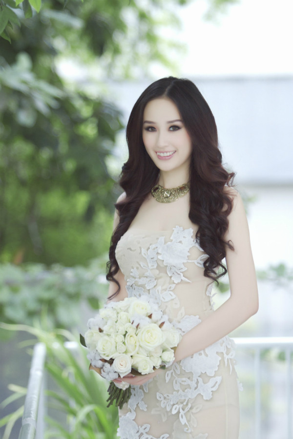 Dù đăng quang Hoa hậu đã gần 8 năm nhưng Mai Phương Thúy luôn biết cách làm mới và nổi bật mình như thể cô vừa mới đăng quang Hoa hậu ngày hôm qua.