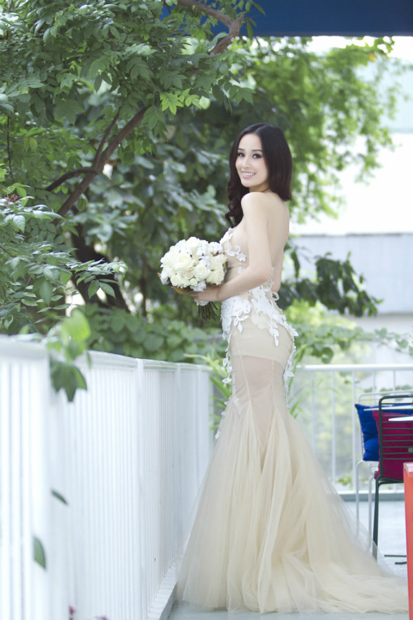 Chiếc váy cưới làm bằng ren giúp Mai Phương Thúy trở nên quyến rũ và gợi cảm hơn