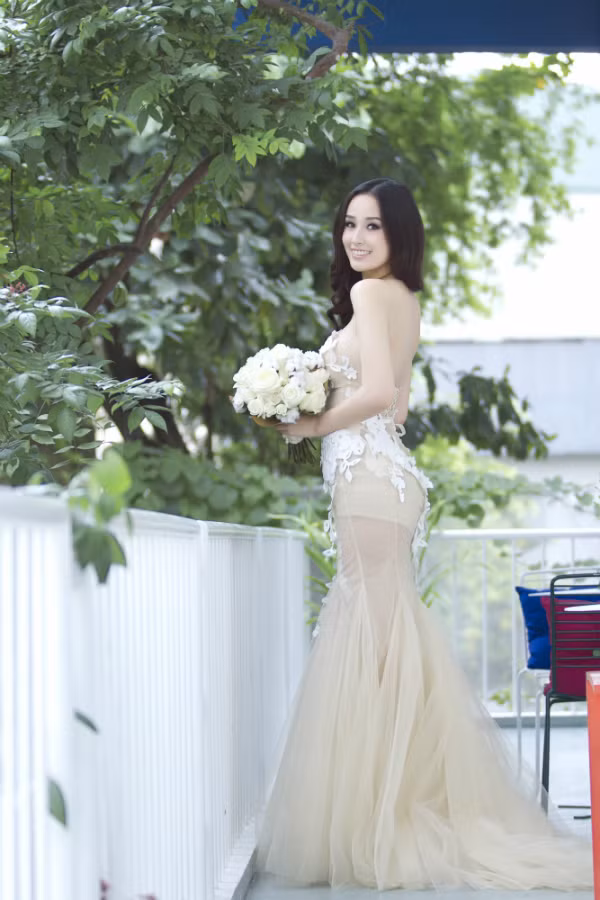 Chiếc váy cưới làm bằng ren giúp Mai Phương Thúy trở nên quyến rũ và gợi cảm hơn