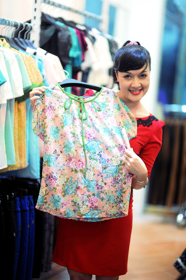 Cô liên tục ướm thử đồ cho đàn em xem