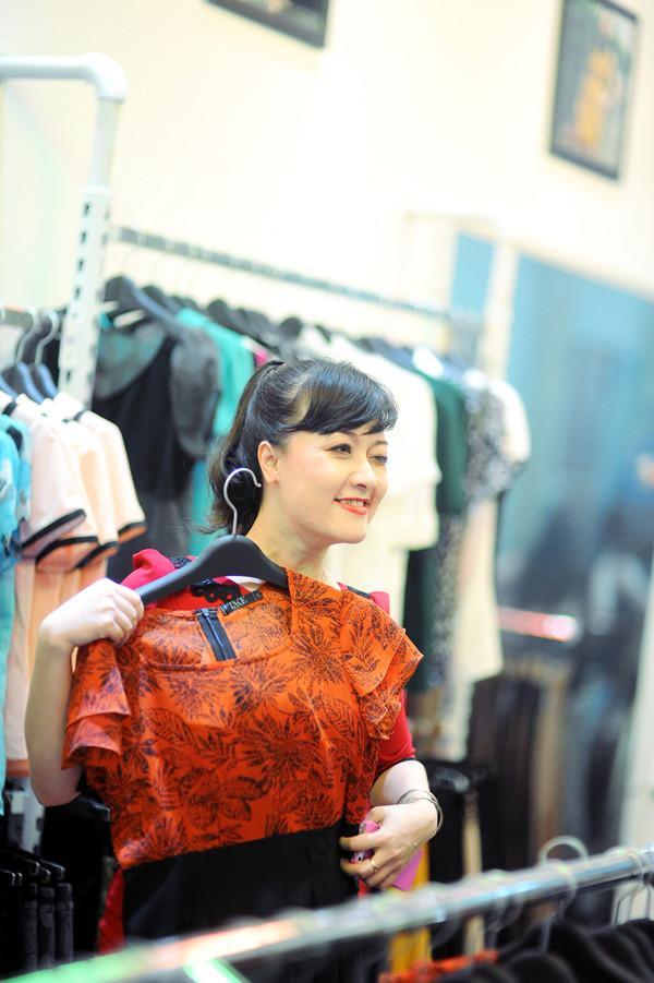 Vân Dung rất thích những gam mầu sặc sỡ