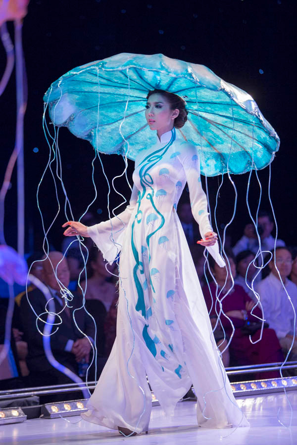 Ngoài phần trình diễn trên, Ngọc Quyên còn biến hóa đầy ấn tượng trong những mẫu áo dài khác.