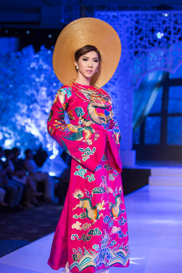 Ngọc Quyên tự tin khi sải bước trên sân khấu.