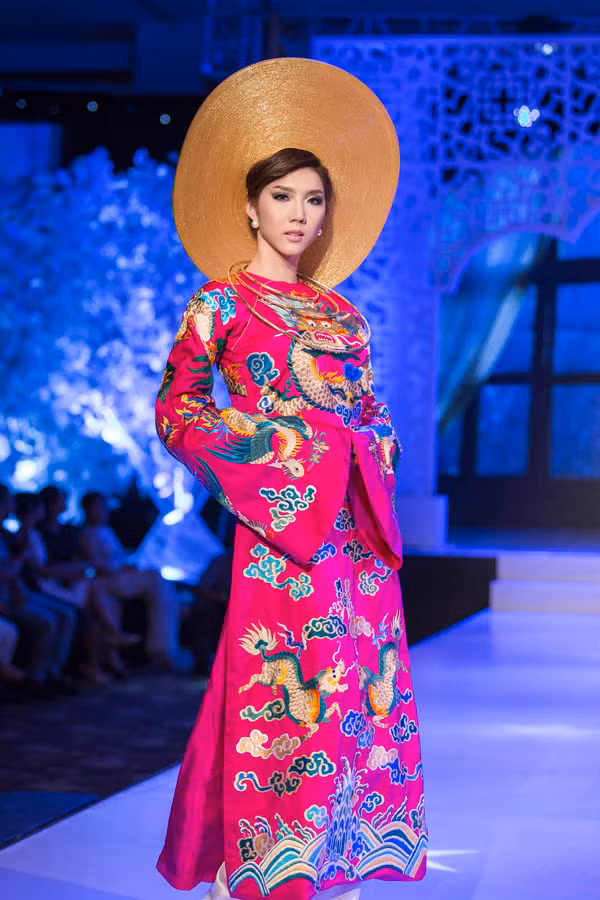 Ngọc Quyên tự tin khi sải bước trên sân khấu.