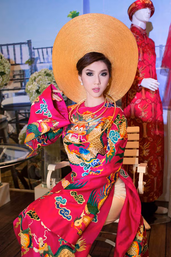 Xuất hiện trong một show thời trang diễn ra vào tối qua (24/7), siêu mẫu Ngọc Quyên nổi bật khi diện chiếc áo dài khăn xếp được thiết kế cầu kì