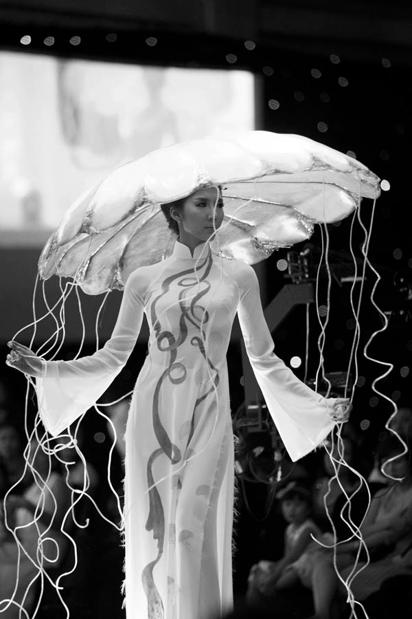 Đặc biệt là phần trình diễn với chiếc "ô" trên đầu.