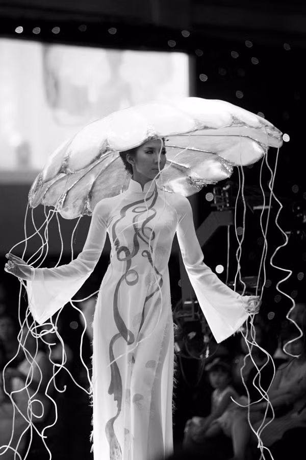 Đặc biệt là phần trình diễn với chiếc "ô" trên đầu.