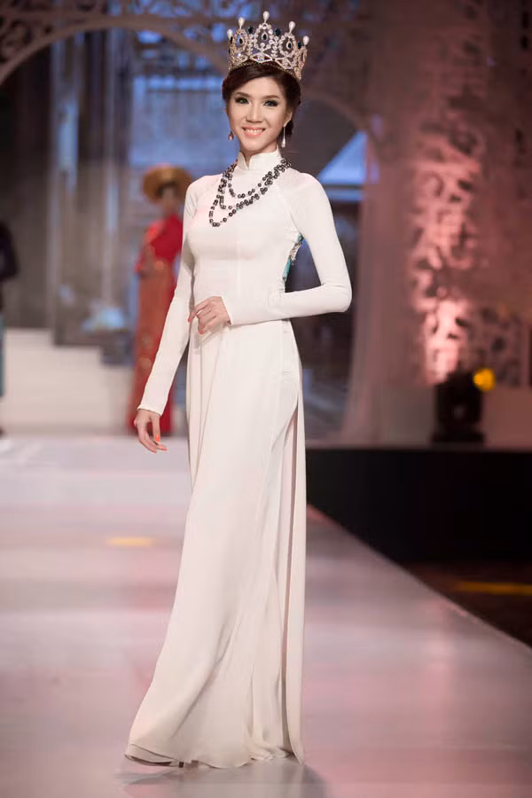 Và trong tà áo dài trắng tinh khiết và vương miện lớn, Ngọc Quyên trông giống vừa đăng quang Hoa hậu