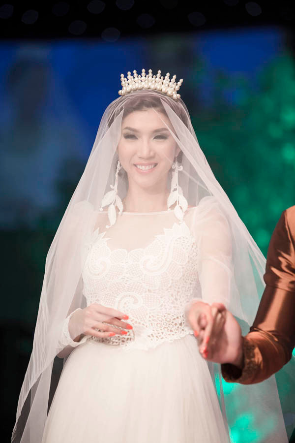 Hoặc trở thành cô dâu xinh đẹp lộng lẫy