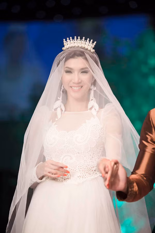 Hoặc trở thành cô dâu xinh đẹp lộng lẫy