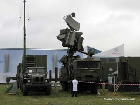 Tổ hợp được đặt lên khung gầm xe vận tải bánh lốp đem lại khả năng cơ động cao. Trong ảnh là anten UNV-2M thuộc đài điều khiển SNR-125-2M đặt trên xe vận tải bánh lốp.