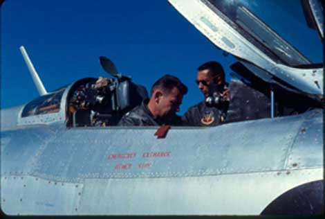 Phi công Mỹ trong buồng lái chiếc MiG-21.