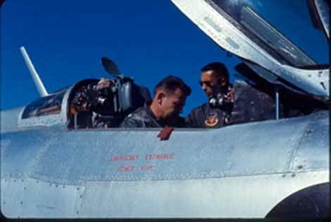 Phi công Mỹ trong buồng lái chiếc MiG-21.