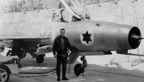 Phi công Danny Shapira và chiếc MiG-21F-13 đã đổi phù hiệu Không quân Israel.