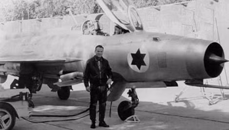Phi công Danny Shapira và chiếc MiG-21F-13 đã đổi phù hiệu Không quân Israel.