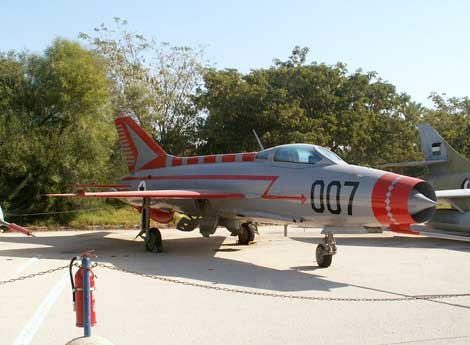 Chiếc MiG-21F-13 được trưng bày tại bảo tàng Không quân Israel với số hiệu 007 đầy ẩn ý.