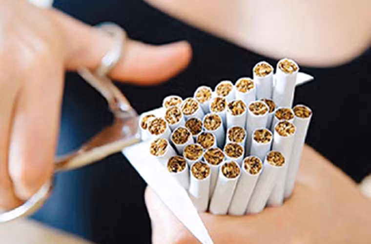 Cắt giảm thuốc lá. Bỏ ngay tức khắc thói quen hút thuốc là điều rất khó thực hiện. Bạn cần giảm số lượng thuốc hút trong ngày và quyết tâm giảm dần đến khi không hút điếu nào cả.