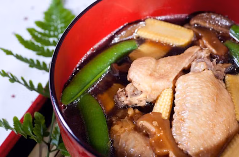 Súp gà đóng hộp. Giống nhiều loại thức ăn đóng hộp khác, thịt gà chứa nhiều natri không tốt cho người huyết áp cao. Cụ thể, một hộp súp thịt gà chứa tới 760mg natri.