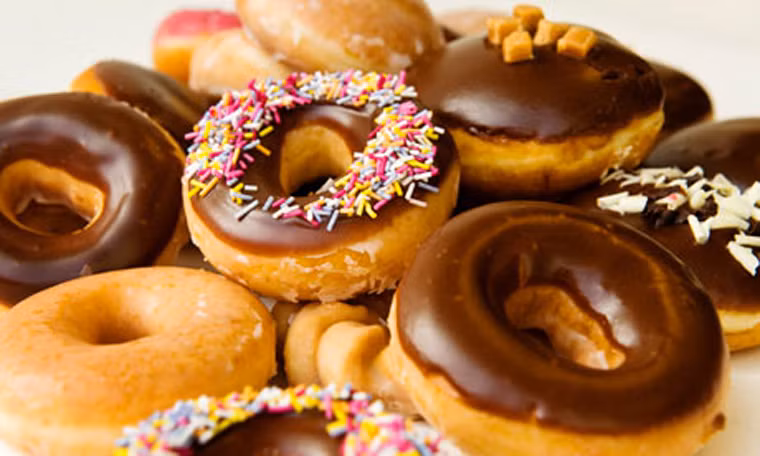 Doughnuts. Ngoài cà phê sữa đá, doughnuts cũng bị liệt vào danh sách những thực phẩm không nên đả động nếu muốn kéo dài tuổi thọ. Nguyên nhân bởi doughnuts chứa lượng cholesterol, chất béo bão hòa, đường và chất béo trans quá lớn.