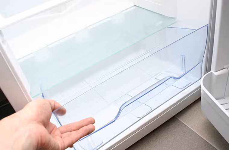 Để xử lý vết bẩn đọng lại trong ngăn kéo tủ lạnh, chị em nên nhấc chúng ra, ngâm dưới nước rồi nhẹ nhàng rửa sạch.