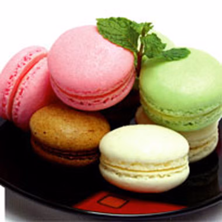 Chất phụ gia tạo màu sặc sỡ cho món ăn. Nghiên cứu trong phòng thí nghiệm chỉ ra, tiêu thụ các chất phụ gia mang lại màu sắc xanh, đỏ, vàng… cho thức ăn, đồ uống, bánh kẹo khiến nguy cơ ung thư tăng vọt.