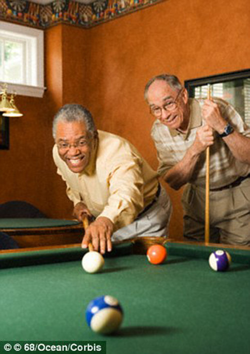 Chơi bi - a góp phần giúp các lão ông vận động nhẹ nhàng, thư giãn hiệu quả.