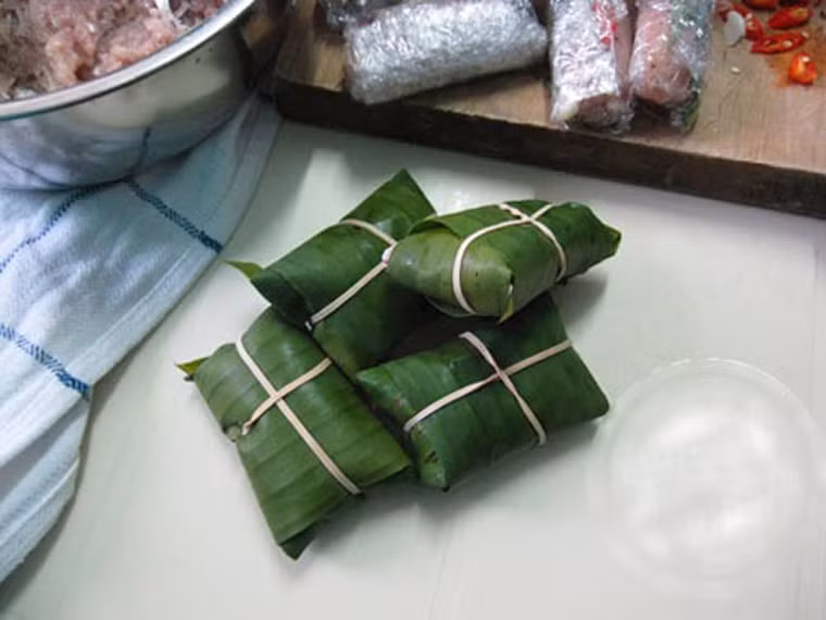 Nem chua Đại Từ. Không giống các loại nem chua khác bóc ra là thưởng thức được ngay, nem chua Đại Từ cần dành chút thời gian nướng bằng than củi hoặc lăn qua chảo nóng. Sự cầu kỳ này hoàn toàn xứng đáng khi nhâm nhi vị bùi của lá ổi hòa quyện vị ngọt mềm từ thịt, hương thơm từ lá chuối nướng vùi trong than củi.