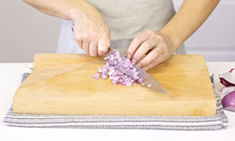 Thái hành tây không cay mắt. Ngoài cách thái hành tây dưới vòi nước đang xả hoặc ngâm trong nước lạnh chừng 30 phút, chị em có thể thái hành tây thành hình nón theo chiều từ rễ trở xuống.