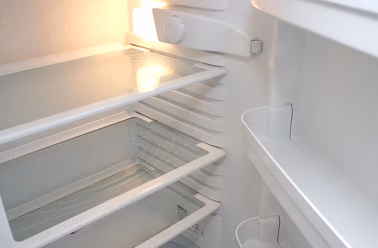 Tiếp theo, đưa toàn bộ thức ăn được lưu trữ trong tủ ra ngoài. Với các thực phẩm để lâu không dùng, có dấu hiệu phát ra mùi hôi thì bạn nên cân nhắc loại bỏ chúng.