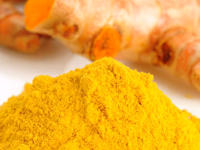 Tận dụng curcumin trong nghệ. Khi đi vào cơ thể, curcumin dễ dàng xác định tế bào tiền ung thư. Từ đó, tiêu diệt chúng mà không gây hại cho tế bào khỏe mạnh. Hơn nữa, curcumin cũng được chứng minh đặc biệt hiệu quả trong nỗ lực tiêu diệt các gốc tự do, ngăn ngừa sự hình thành nitrosamine – chất có khả năng gây ung thư tuyến tụy.