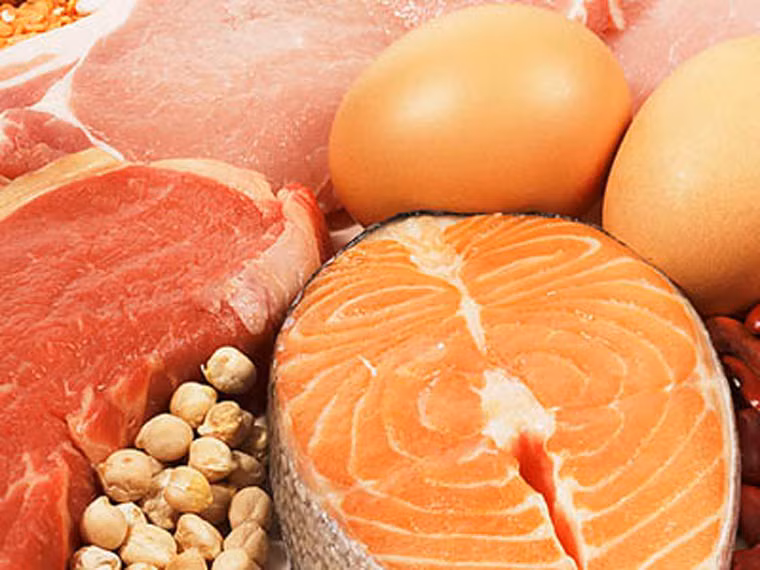 Tránh tình trạng dư thừa protein. Chế độ ăn uống dư thừa protein dễ khiến men tụy quá tải trong việc tiêu hóa, khiến enzym được tiết ra phải tập trung vào việc tiêu hóa protein mà “lãng quên” việc ức chế sự phát triển của tế bào gây bệnh, loại bỏ khối u. Tốt nhất, bạn nên tạm ngừng hấp thu protein một hoặc hai bữa ăn mỗi tuần nhằm tạo cơ hội cho cơ thể có khả năng ngăn ngừa ung thư.