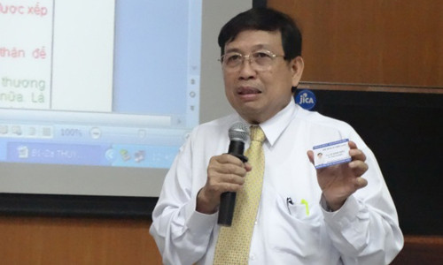 GS.TS Trần Ngọc Sinh giới thiệu thẻ hiến tạng.