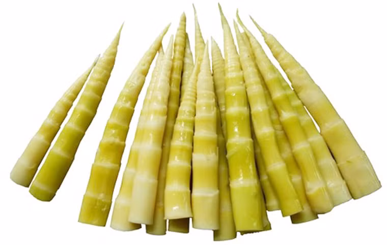 Khử vị chát của măng. Để khử vị chát của măng, bạn tiến hành ngâm măng vào hỗn hợp nước gạo với ớt cắt nhỏ. Tiếp đó luộc măng, đợi nguội rồi lột vỏ là được.