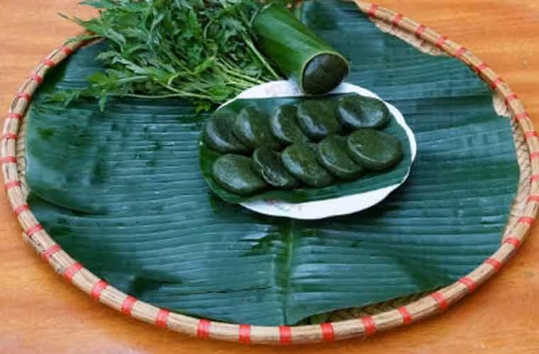Bánh ngải. Lá ngải cứu không chỉ là một vị thuốc đặc trưng trong Đông y mà còn là nguyên liệu làm nên đặc sản bánh ngải nổi tiếng của người Tày.