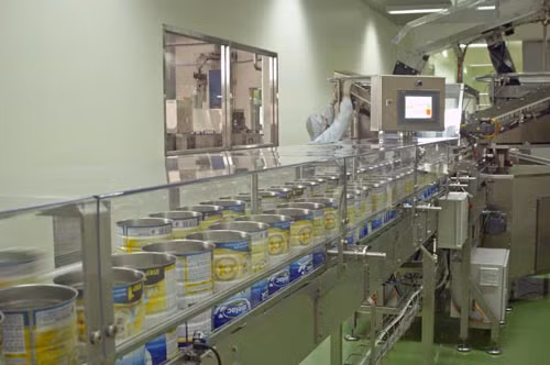 Vinamilk đã tạo bước đột phá mới cho thị trường sữa bột Việt Nam khi đưa vào vận hành Nhà máy Sữa bột Trẻ em Việt Nam với công suất 54.000 tấn/năm, góp phần đáp ứng được nhu cầu về sữa cho hơn 700.000 trẻ em/năm.