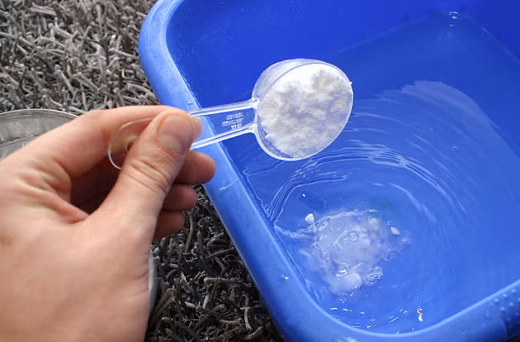 Thêm khoảng ¼ tách baking soda vào khuấy đều trong dung dịch nước rửa. Trường hợp này baking soda có tác dụng khử mùi hôi cực nhạy.